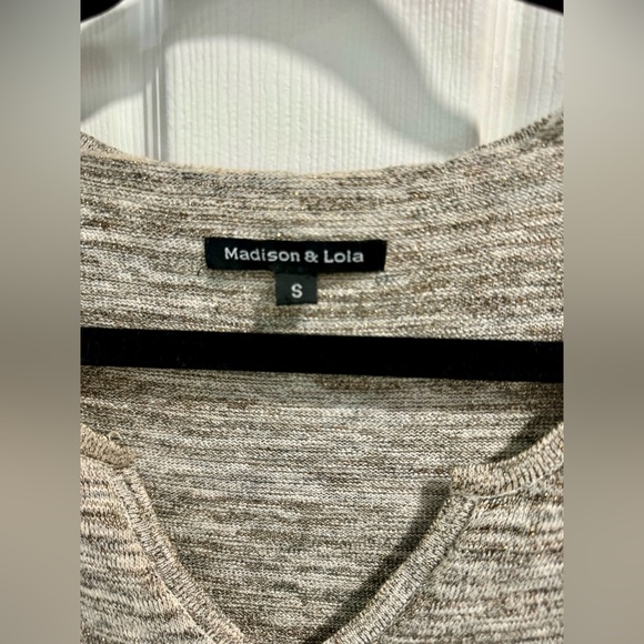 Madison & Lola Cream, Gold, Grey V-Neck Sweater Ribbed side detailing, split hem - Picture 4 of 4